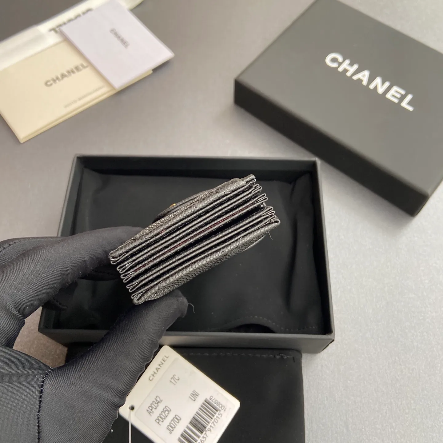 [Special grade hardware original leather] ¥400 Small fragrant organ multi-card slot card holder series with iconic metal logo Gold-toned metal hardware, exclusive Italian imported leather 6 card slots No.: 0342 Black fine ball pattern gold steel mark Size: w10×h6×2cm