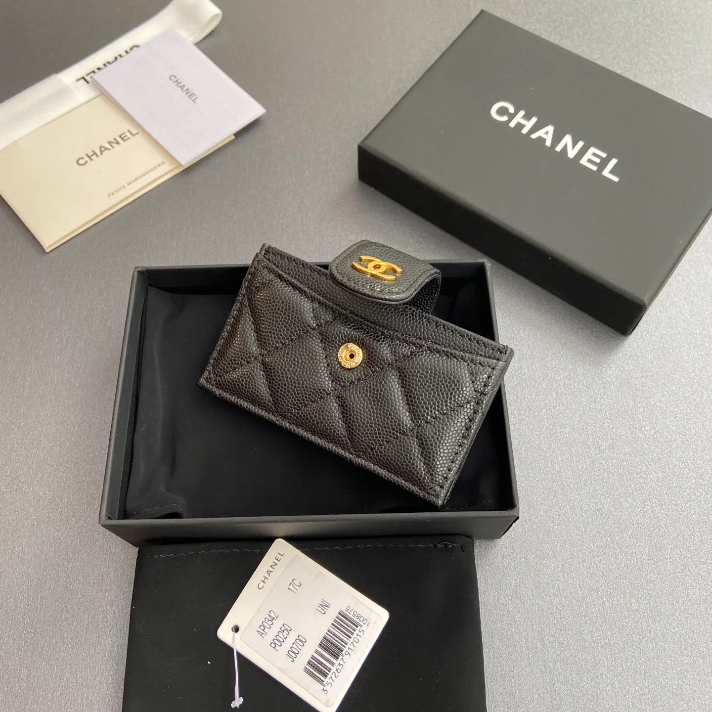 [Special grade hardware original leather] ¥400 Small fragrant organ multi-card slot card holder series with iconic metal logo Gold-toned metal hardware, exclusive Italian imported leather 6 card slots No.: 0342 Black fine ball pattern gold steel mark Size: w10×h6×2cm