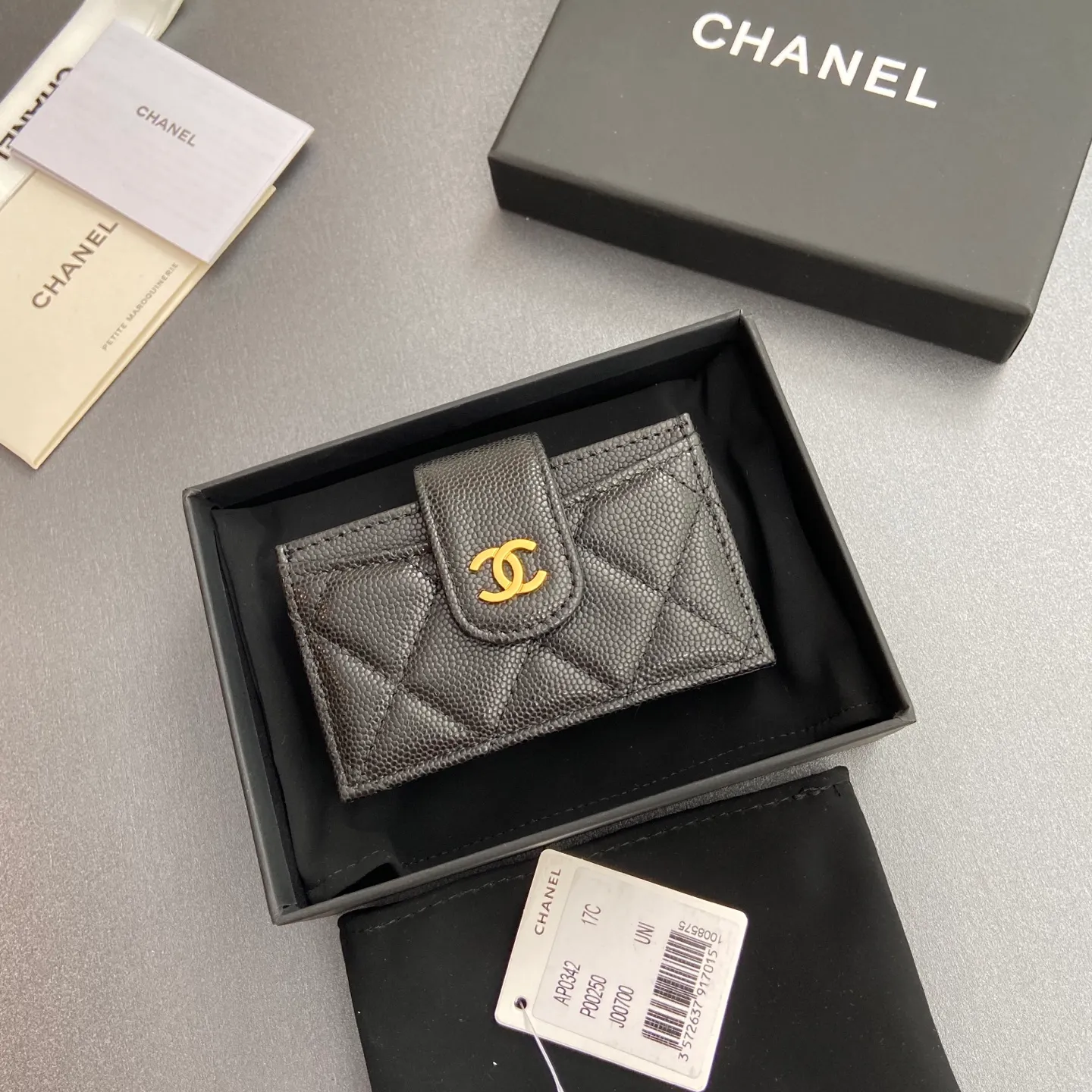 [Special grade hardware original leather] ¥400 Small fragrant organ multi-card slot card holder series with iconic metal logo Gold-toned metal hardware, exclusive Italian imported leather 6 card slots No.: 0342 Black fine ball pattern gold steel mark Size: w10×h6×2cm