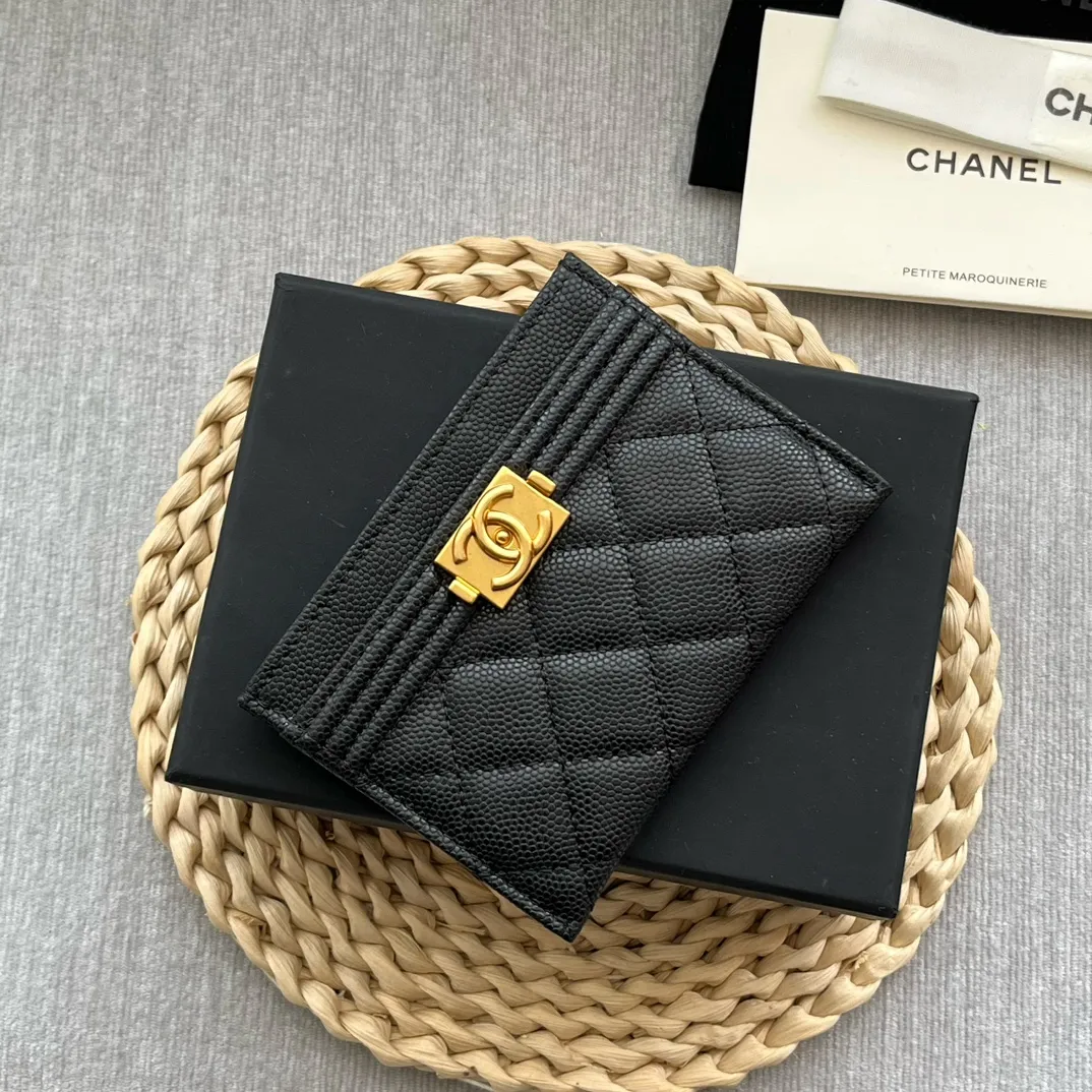 ¥220 [original quality] [with serial code] CHANEL’s new leboy card holder has arrived! The pebbled diamond pattern is very eye-catching! The retro gold buckle has an old-fashioned feel and is very fashionable and retro❤️This small card holder is very cost-effective, and you can also put some change in the three card slots👍Model number: 84431 Size: 11×7.5×1cm