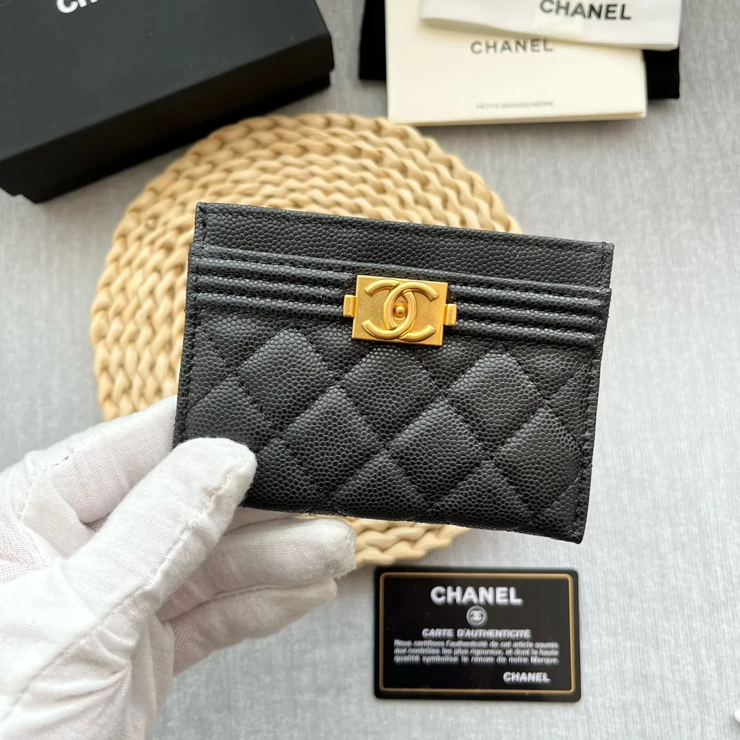 ¥220 [original quality] [with serial code] CHANEL’s new leboy card holder has arrived! The pebbled diamond pattern is very eye-catching! The retro gold buckle has an old-fashioned feel and is very fashionable and retro❤️This small card holder is very cost-effective, and you can also put some change in the three card slots👍Model number: 84431 Size: 11×7.5×1cm