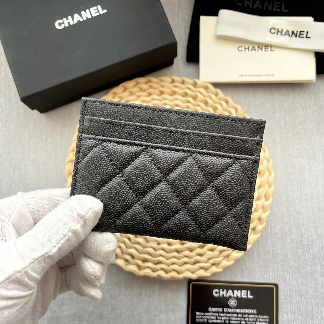 ¥220 [original quality] [with serial code] CHANEL’s new leboy card holder has arrived! The pebbled diamond pattern is very eye-catching! The retro gold buckle has an old-fashioned feel and is very fashionable and retro❤️This small card holder is very cost-effective, and you can also put some change in the three card slots👍Model number: 84431 Size: 11×7.5×1cm
