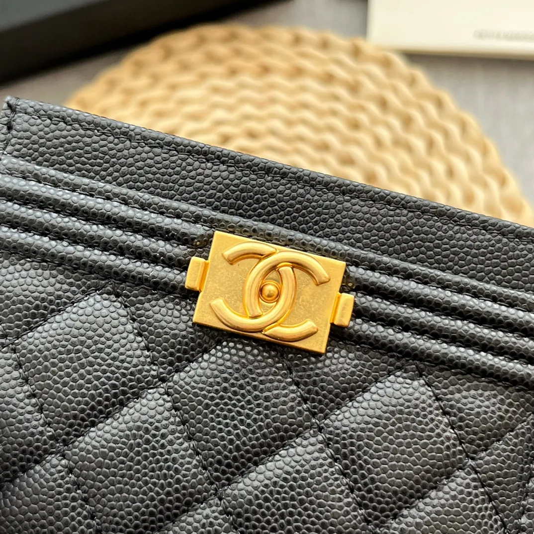 ¥220 [original quality] [with serial code] CHANEL’s new leboy card holder has arrived! The pebbled diamond pattern is very eye-catching! The retro gold buckle has an old-fashioned feel and is very fashionable and retro❤️This small card holder is very cost-effective, and you can also put some change in the three card slots👍Model number: 84431 Size: 11×7.5×1cm