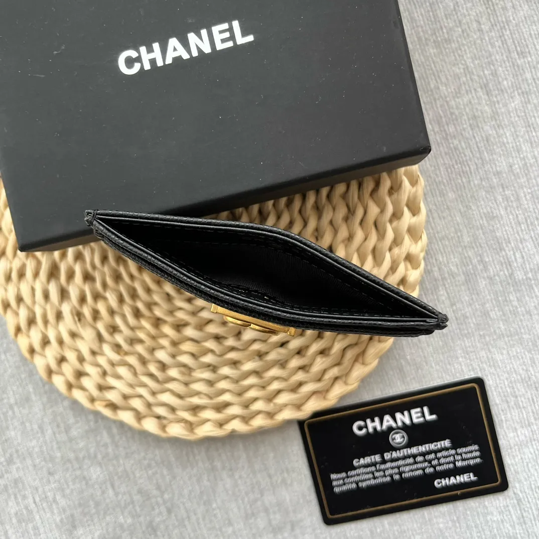 ¥220 [original quality] [with serial code] CHANEL’s new leboy card holder has arrived! The pebbled diamond pattern is very eye-catching! The retro gold buckle has an old-fashioned feel and is very fashionable and retro❤️This small card holder is very cost-effective, and you can also put some change in the three card slots👍Model number: 84431 Size: 11×7.5×1cm