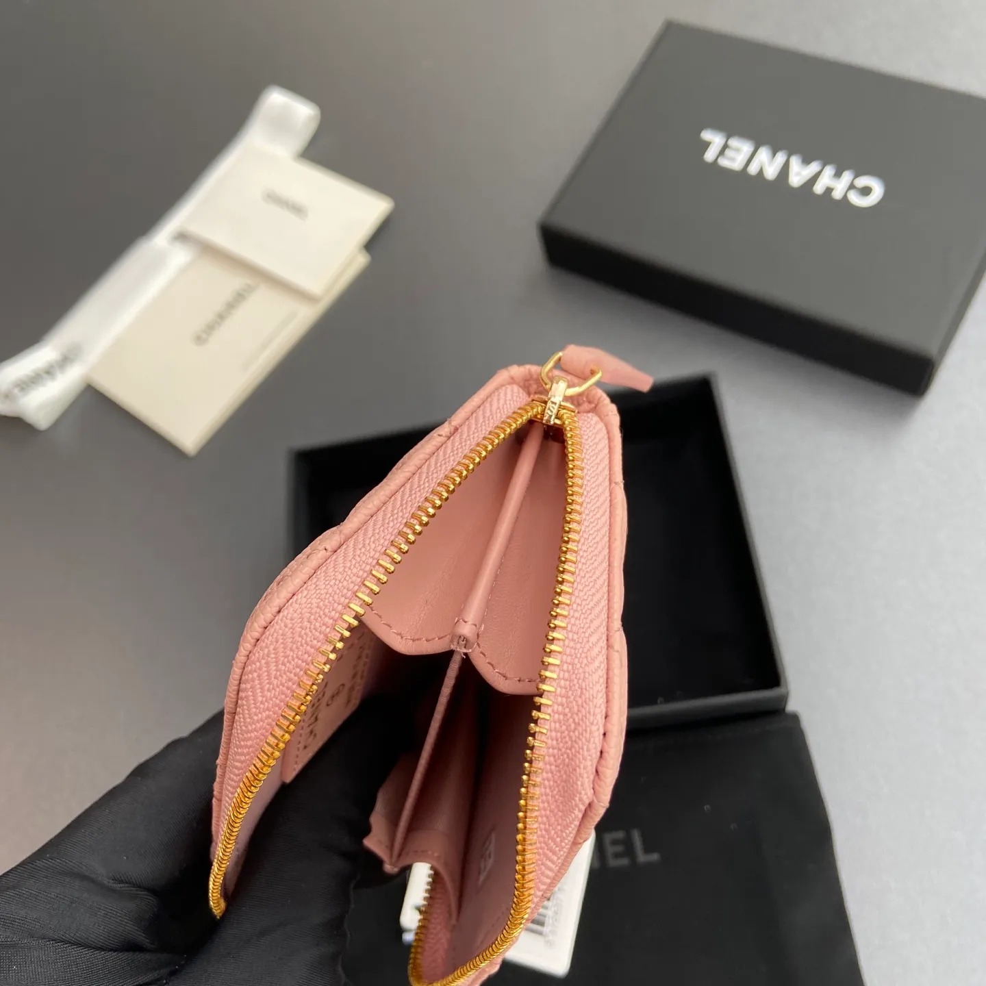 [Special grade hardware original leather] ¥280 Xiaoxiang small zipper bag card holder series with iconic metal logo, gold tone metal hardware, special Italian imported leather 2 card slots wallet bag, 4 card slots Number: 1650 Pink fine ball pattern light gold steel mark Size: w11×h7.5×2cm