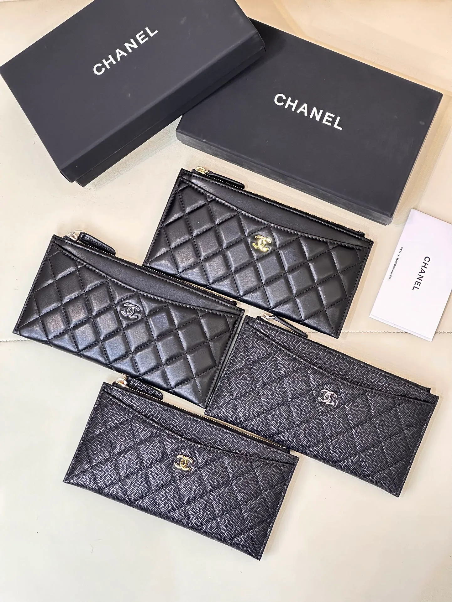 84107 Xiaoxiang zipper wallet Xiaoxiang has always been every woman's favorite. Any single product is worth looking forward to. It is exquisite, simple and compact, yet luxurious and cute! Our store is definitely not bragging, they are all synchronous counters, and they are snatched from channels. Real products really need to be snatched up. Although there are not many styles that can be obtained each time, it will bring everyone full of surprises every time. This style is a very classic style, which has always been popular🔥, zipper opening and closing, small and exquisite, but easy to use, suitable capacity, simple and practical, a must-have item in the bag! Absolutely authentic. If you like it, don’t miss it. Size: 19.5-10cm