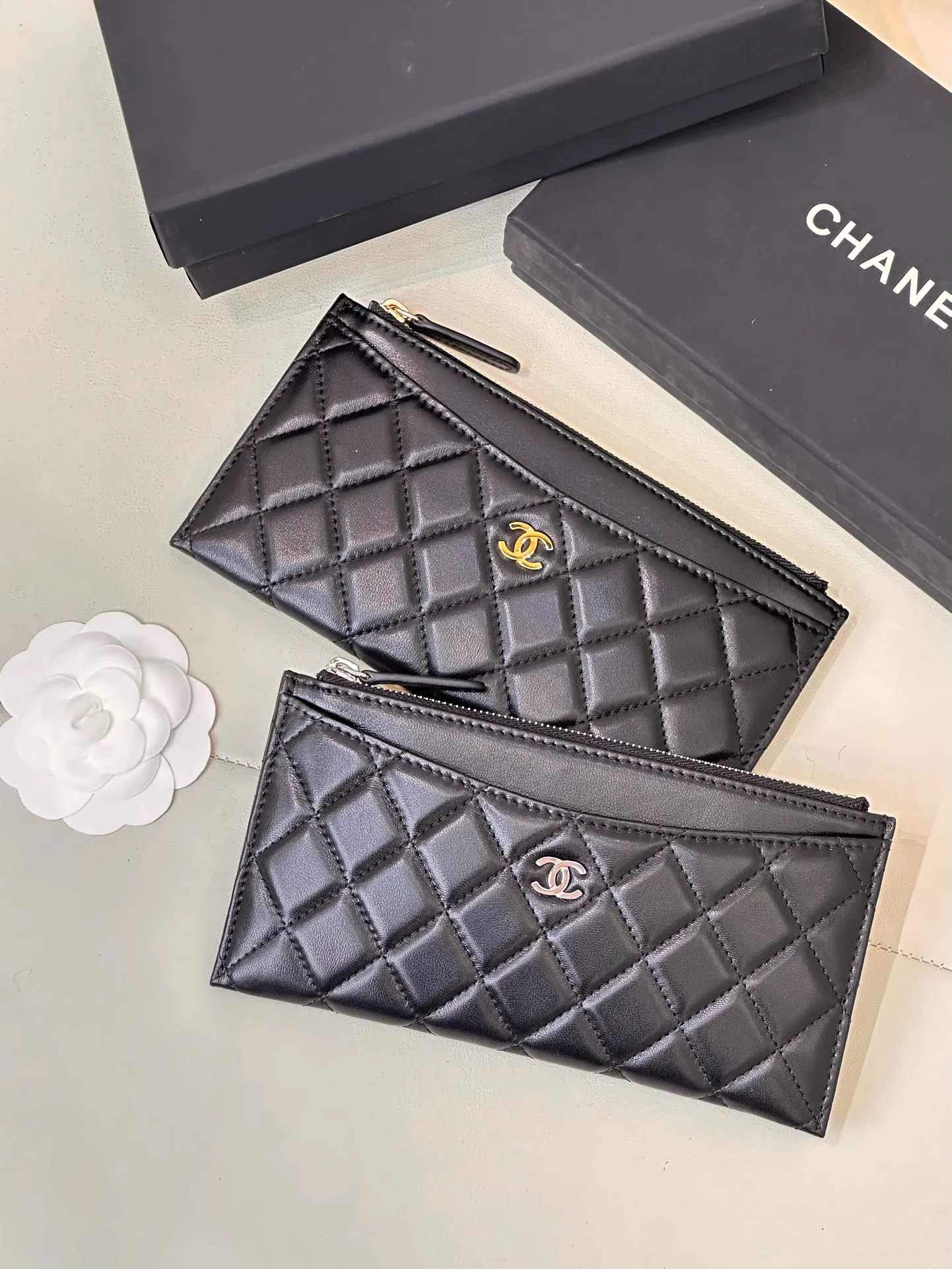 84107 Xiaoxiang zipper wallet Xiaoxiang has always been every woman's favorite. Any single product is worth looking forward to. It is exquisite, simple and compact, yet luxurious and cute! Our store is definitely not bragging, they are all synchronous counters, and they are snatched from channels. Real products really need to be snatched up. Although there are not many styles that can be obtained each time, it will bring everyone full of surprises every time. This style is a very classic style, which has always been popular🔥, zipper opening and closing, small and exquisite, but easy to use, suitable capacity, simple and practical, a must-have item in the bag! Absolutely authentic. If you like it, don’t miss it. Size: 19.5-10cm