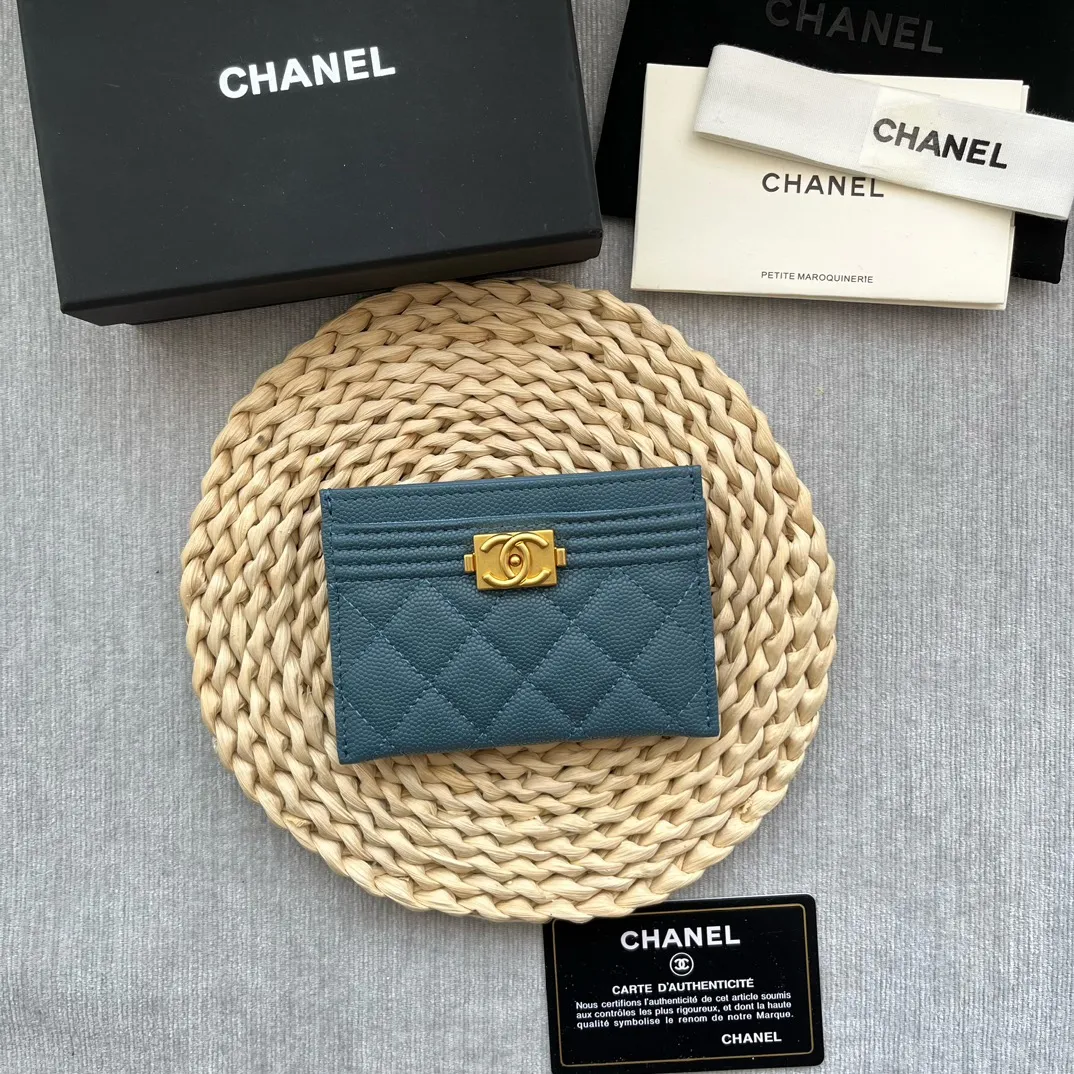 ¥220 [original quality] [with serial code] CHANEL’s new leboy card holder has arrived! The pebbled diamond pattern is very eye-catching! The retro gold buckle has an old-fashioned feel and is very fashionable and retro❤️This small card holder is very cost-effective, and you can also put some change in the three card slots👍Model number: 84431 Size: 11×7.5×1cm