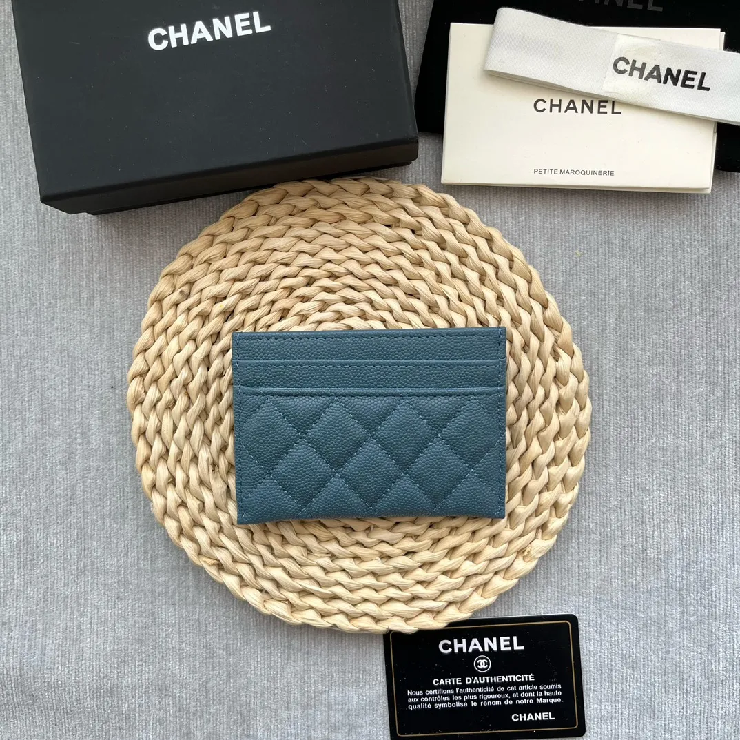 ¥220 [original quality] [with serial code] CHANEL’s new leboy card holder has arrived! The pebbled diamond pattern is very eye-catching! The retro gold buckle has an old-fashioned feel and is very fashionable and retro❤️This small card holder is very cost-effective, and you can also put some change in the three card slots👍Model number: 84431 Size: 11×7.5×1cm