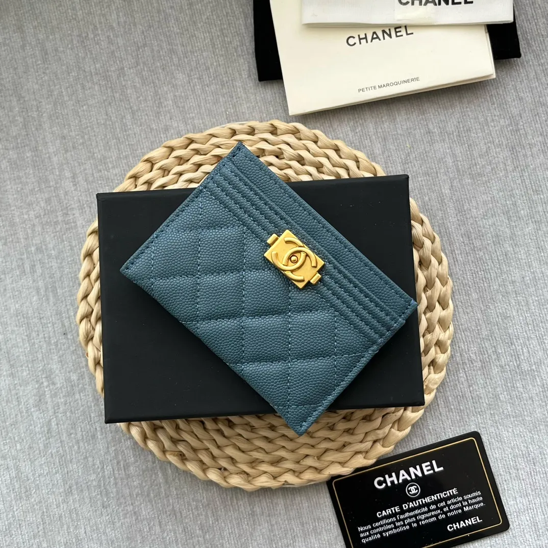 ¥220 [original quality] [with serial code] CHANEL’s new leboy card holder has arrived! The pebbled diamond pattern is very eye-catching! The retro gold buckle has an old-fashioned feel and is very fashionable and retro❤️This small card holder is very cost-effective, and you can also put some change in the three card slots👍Model number: 84431 Size: 11×7.5×1cm