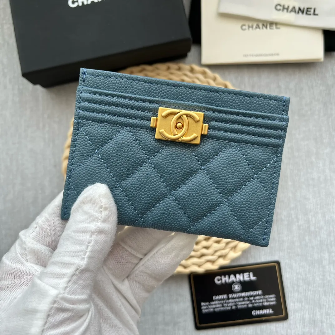 ¥220 [original quality] [with serial code] CHANEL’s new leboy card holder has arrived! The pebbled diamond pattern is very eye-catching! The retro gold buckle has an old-fashioned feel and is very fashionable and retro❤️This small card holder is very cost-effective, and you can also put some change in the three card slots👍Model number: 84431 Size: 11×7.5×1cm