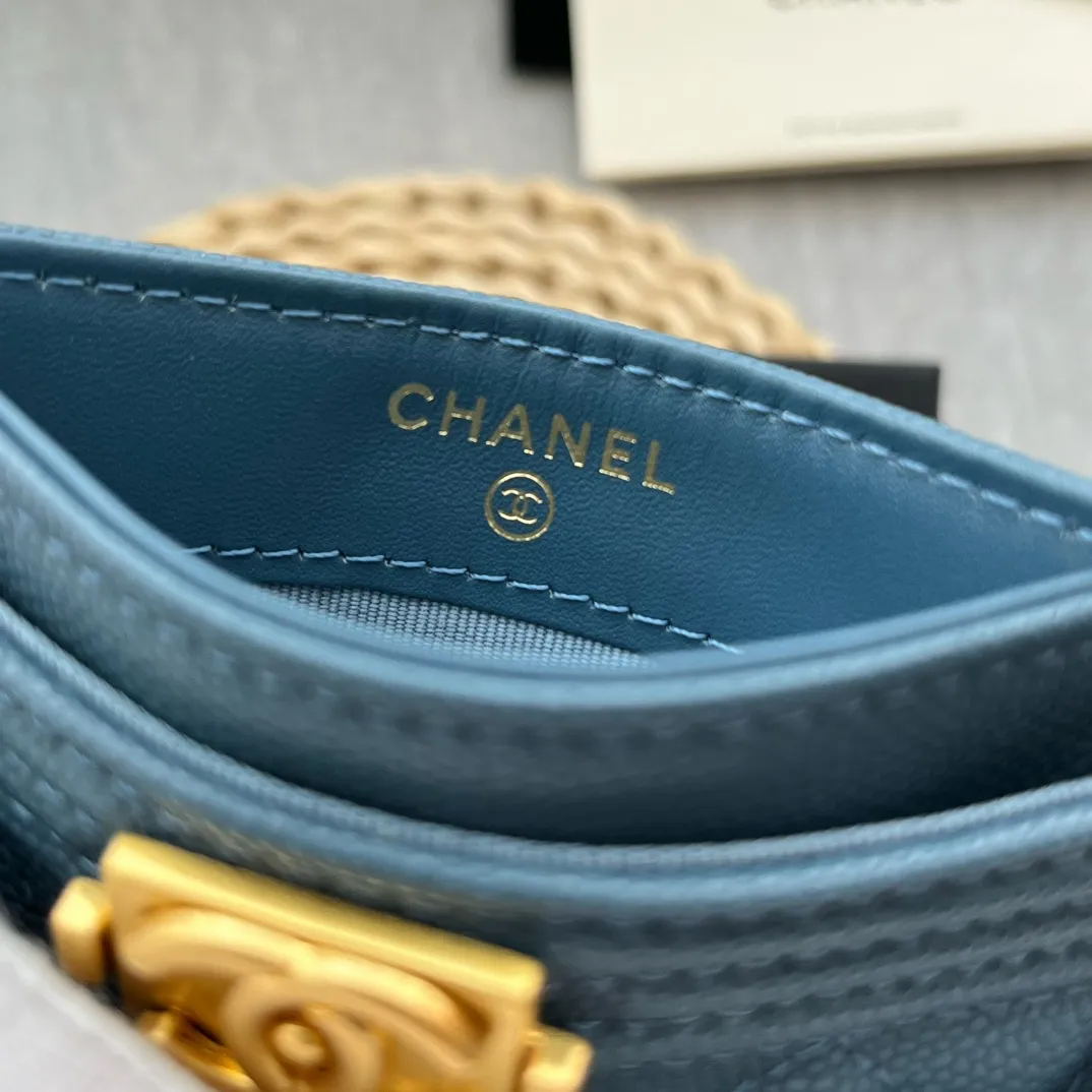 ¥220 [original quality] [with serial code] CHANEL’s new leboy card holder has arrived! The pebbled diamond pattern is very eye-catching! The retro gold buckle has an old-fashioned feel and is very fashionable and retro❤️This small card holder is very cost-effective, and you can also put some change in the three card slots👍Model number: 84431 Size: 11×7.5×1cm