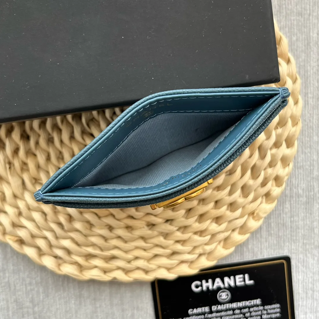 ¥220 [original quality] [with serial code] CHANEL’s new leboy card holder has arrived! The pebbled diamond pattern is very eye-catching! The retro gold buckle has an old-fashioned feel and is very fashionable and retro❤️This small card holder is very cost-effective, and you can also put some change in the three card slots👍Model number: 84431 Size: 11×7.5×1cm