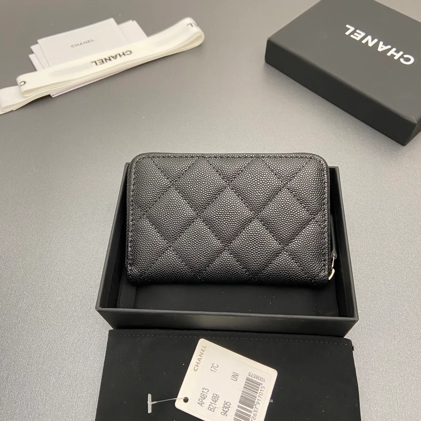 25b new series caviar cowhide with stars ⭐logo shiny blingblibg~zipper bag card holder series 6 card slots, 1 zipper bag Item number: A 4813 Price: 360 Size: w13×h8.5×d2cm Color: black fine ball pattern silver star hardware