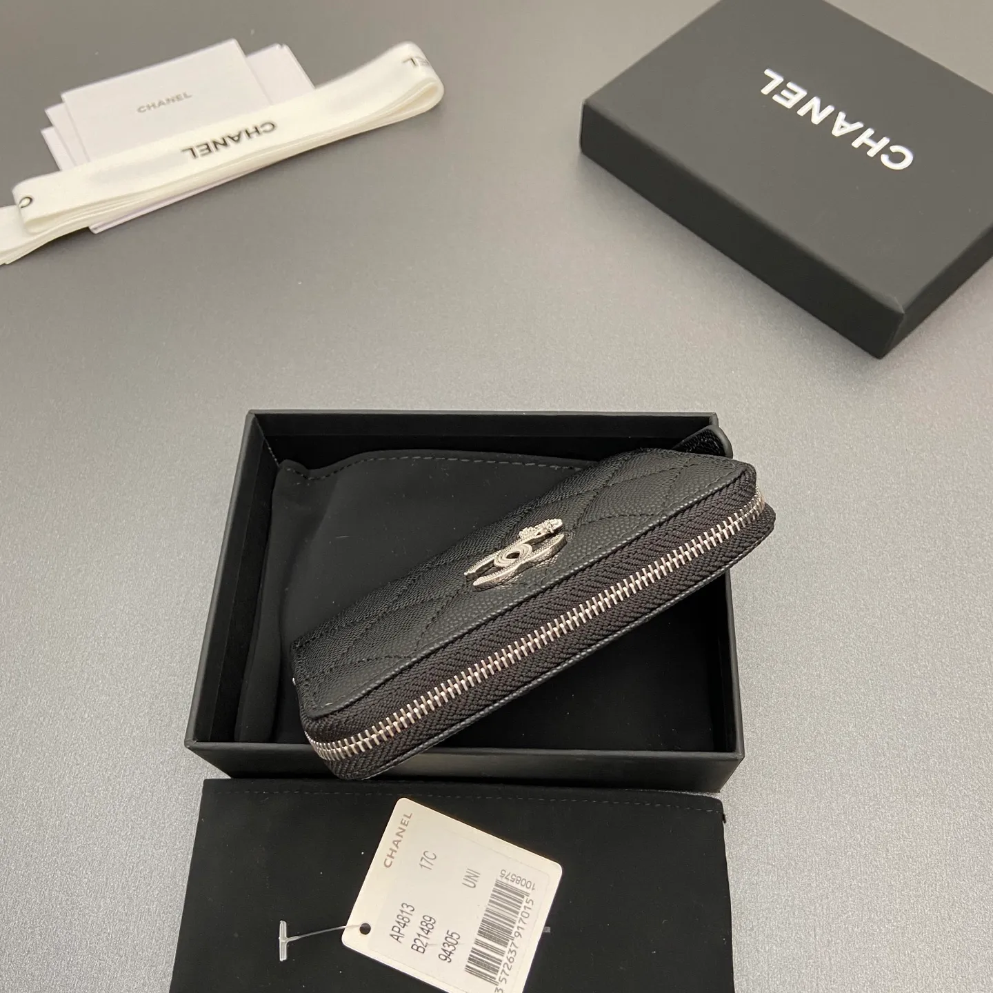 25b new series caviar cowhide with stars ⭐logo shiny blingblibg~zipper bag card holder series 6 card slots, 1 zipper bag Item number: A 4813 Price: 360 Size: w13×h8.5×d2cm Color: black fine ball pattern silver star hardware