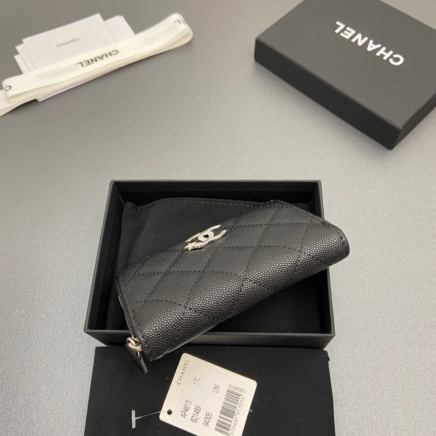 25b new series caviar cowhide with stars ⭐logo shiny blingblibg~zipper bag card holder series 6 card slots, 1 zipper bag Item number: A 4813 Price: 360 Size: w13×h8.5×d2cm Color: black fine ball pattern silver star hardware