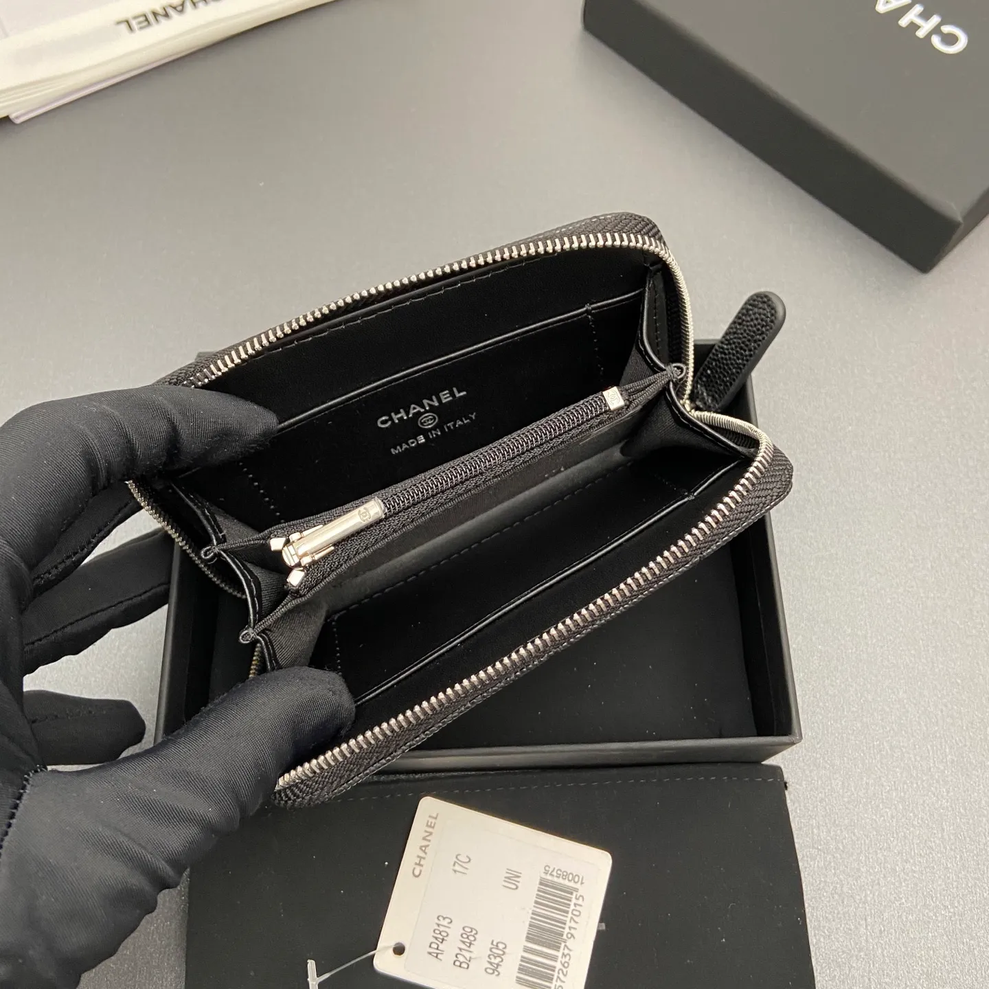 25b new series caviar cowhide with stars ⭐logo shiny blingblibg~zipper bag card holder series 6 card slots, 1 zipper bag Item number: A 4813 Price: 360 Size: w13×h8.5×d2cm Color: black fine ball pattern silver star hardware
