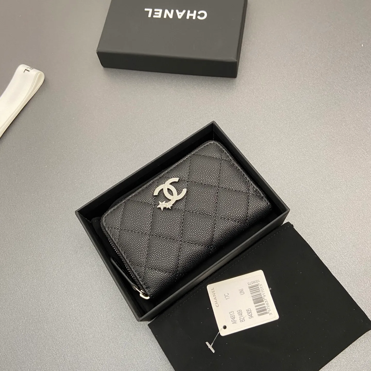 25b new series caviar cowhide with stars ⭐logo shiny blingblibg~zipper bag card holder series 6 card slots, 1 zipper bag Item number: A 4813 Price: 360 Size: w13×h8.5×d2cm Color: black fine ball pattern silver star hardware
