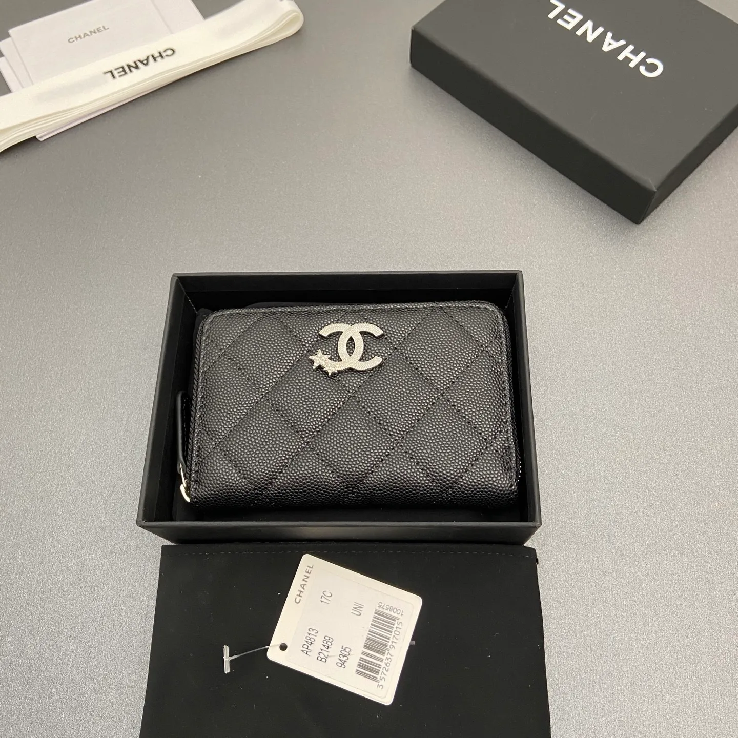 25b new series caviar cowhide with stars ⭐logo shiny blingblibg~zipper bag card holder series 6 card slots, 1 zipper bag Item number: A 4813 Price: 360 Size: w13×h8.5×d2cm Color: black fine ball pattern silver star hardware