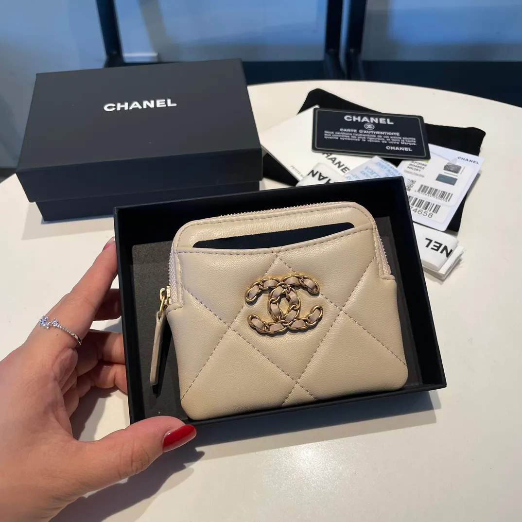 💰440😊Upgraded version💋🆕Ohanel new color🆕The latest zipper card holder coin purse with multiple card slots. The texture of goatskin is unparalleled. 😼The 19 series that is mainly recommended this season is a big rhombus with a strong retro style. Is there anyone who wants to buy every color?🧸 The logo is eye-catching and unique, the goatskin has a faint luster, and the temperament instantly ups and downs❣The fashionable style and style are also co-created by Karl and Viard. The first series launched by the new artistic director will be a key recommendation of the brand from this year to next year, conveying the essence of the brand, with a full set of packaging 2086🍃size: 12*9.5cm