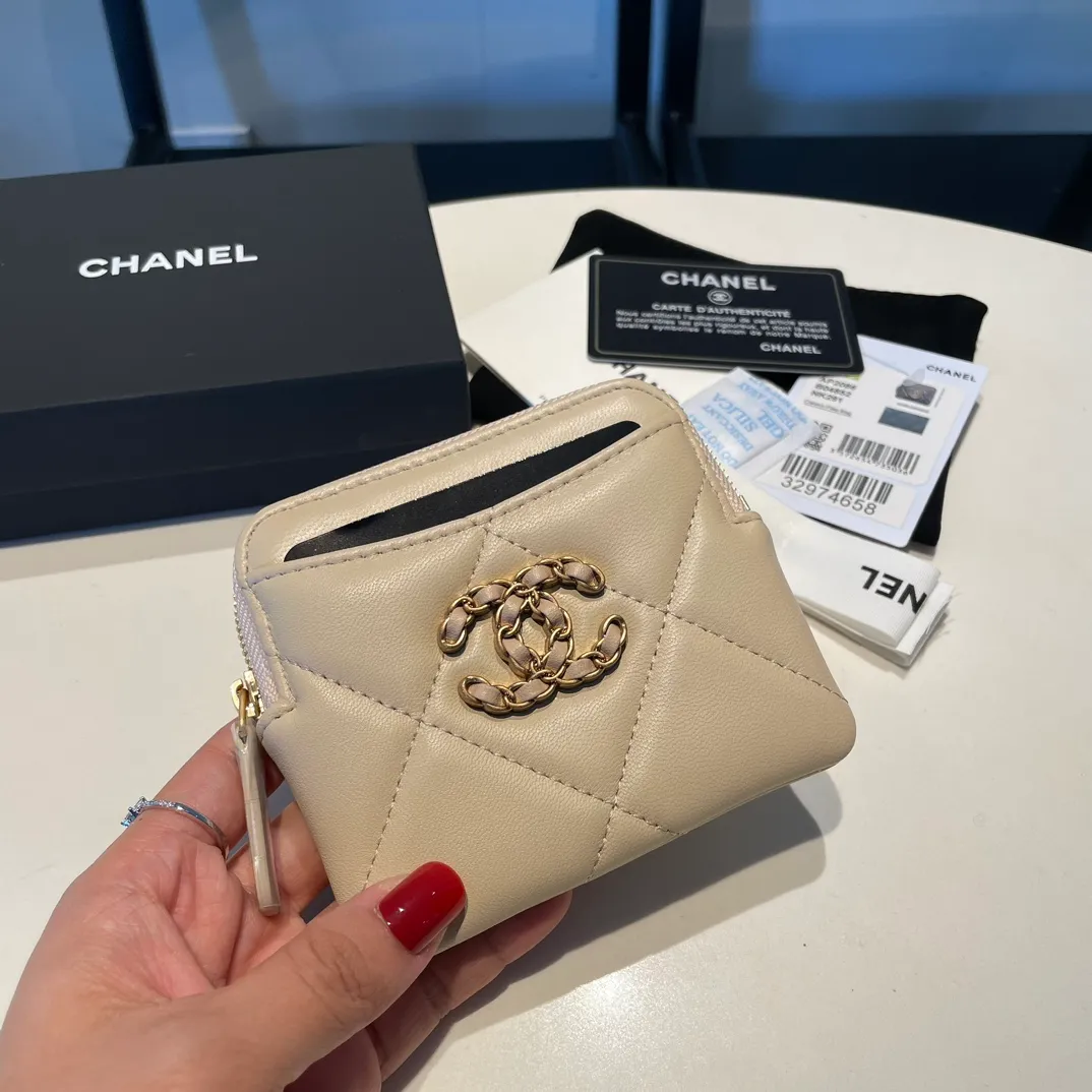 💰440😊Upgraded version💋🆕Ohanel new color🆕The latest zipper card holder coin purse with multiple card slots. The texture of goatskin is unparalleled. 😼The 19 series that is mainly recommended this season is a big rhombus with a strong retro style. Is there anyone who wants to buy every color?🧸 The logo is eye-catching and unique, the goatskin has a faint luster, and the temperament instantly ups and downs❣The fashionable style and style are also co-created by Karl and Viard. The first series launched by the new artistic director will be a key recommendation of the brand from this year to next year, conveying the essence of the brand, with a full set of packaging 2086🍃size: 12*9.5cm
