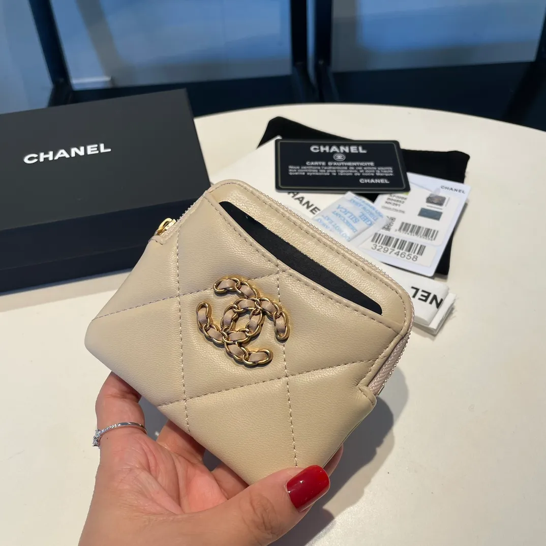 💰440😊Upgraded version💋🆕Ohanel new color🆕The latest zipper card holder coin purse with multiple card slots. The texture of goatskin is unparalleled. 😼The 19 series that is mainly recommended this season is a big rhombus with a strong retro style. Is there anyone who wants to buy every color?🧸 The logo is eye-catching and unique, the goatskin has a faint luster, and the temperament instantly ups and downs❣The fashionable style and style are also co-created by Karl and Viard. The first series launched by the new artistic director will be a key recommendation of the brand from this year to next year, conveying the essence of the brand, with a full set of packaging 2086🍃size: 12*9.5cm