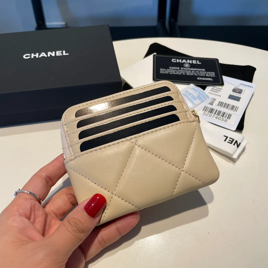 💰440😊Upgraded version💋🆕Ohanel new color🆕The latest zipper card holder coin purse with multiple card slots. The texture of goatskin is unparalleled. 😼The 19 series that is mainly recommended this season is a big rhombus with a strong retro style. Is there anyone who wants to buy every color?🧸 The logo is eye-catching and unique, the goatskin has a faint luster, and the temperament instantly ups and downs❣The fashionable style and style are also co-created by Karl and Viard. The first series launched by the new artistic director will be a key recommendation of the brand from this year to next year, conveying the essence of the brand, with a full set of packaging 2086🍃size: 12*9.5cm