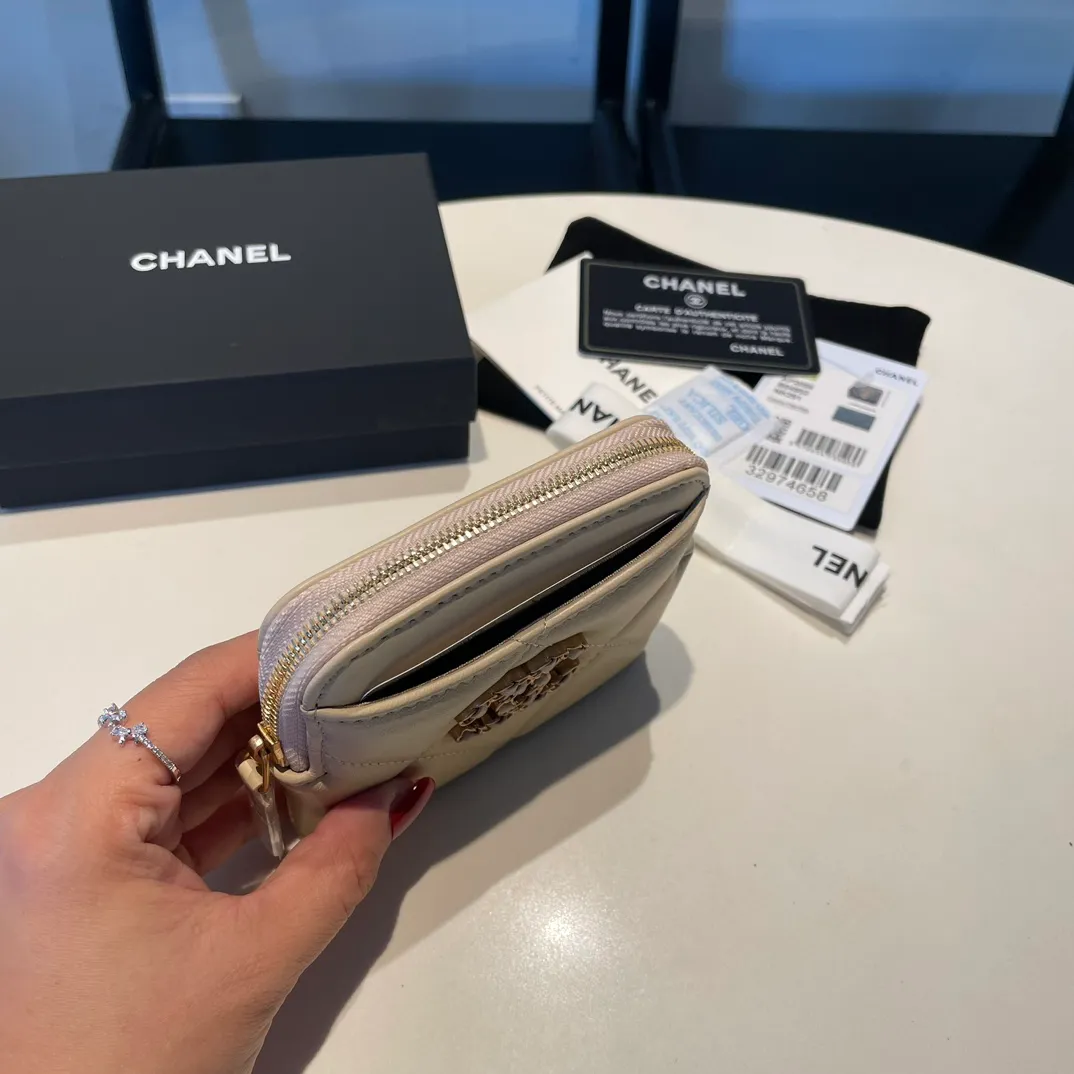 💰440😊Upgraded version💋🆕Ohanel new color🆕The latest zipper card holder coin purse with multiple card slots. The texture of goatskin is unparalleled. 😼The 19 series that is mainly recommended this season is a big rhombus with a strong retro style. Is there anyone who wants to buy every color?🧸 The logo is eye-catching and unique, the goatskin has a faint luster, and the temperament instantly ups and downs❣The fashionable style and style are also co-created by Karl and Viard. The first series launched by the new artistic director will be a key recommendation of the brand from this year to next year, conveying the essence of the brand, with a full set of packaging 2086🍃size: 12*9.5cm