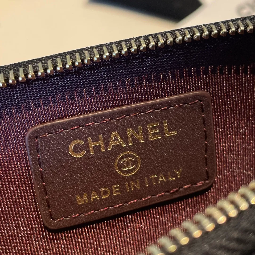 💰420😊Upgraded version💋Chanel🆕 New color colorful fine ball caviar cowhide🐂Classic zipper bag with multiple card slots for change. It can also bring convenience to various bank cards, supermarket cards, shopping cards, and membership cards. It is so small and easy to carry. It is the most fashionable and popular element of coin purses. Do you own it? Comes with the latest complete set of packaging 2061🍃size: 12*9.5cm