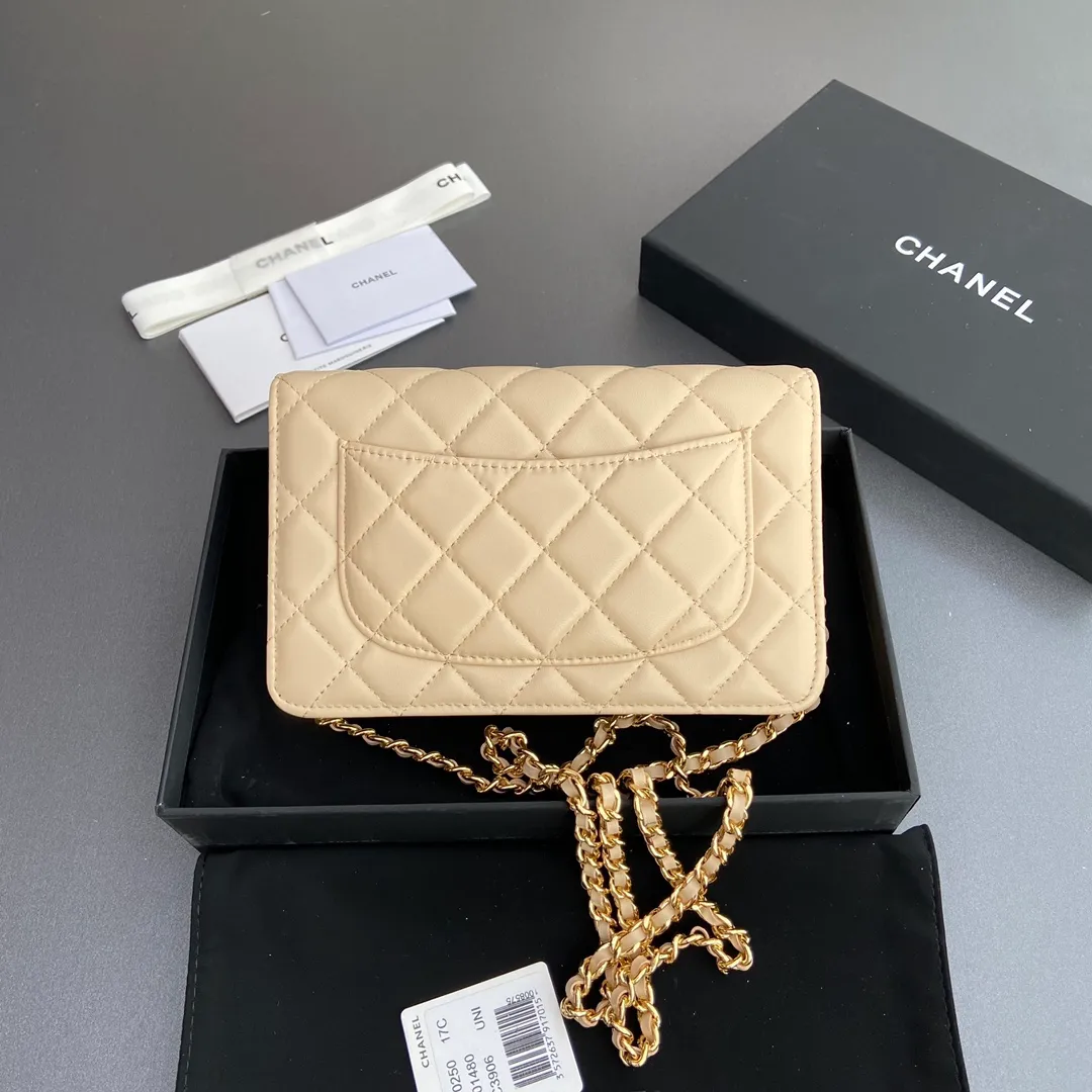 Xiaoxiang imported Italian lambskin Item number: A0250 💰: 640 Size: w20×h13×d3.5cm Color: apricot sheepskin gold steel mark