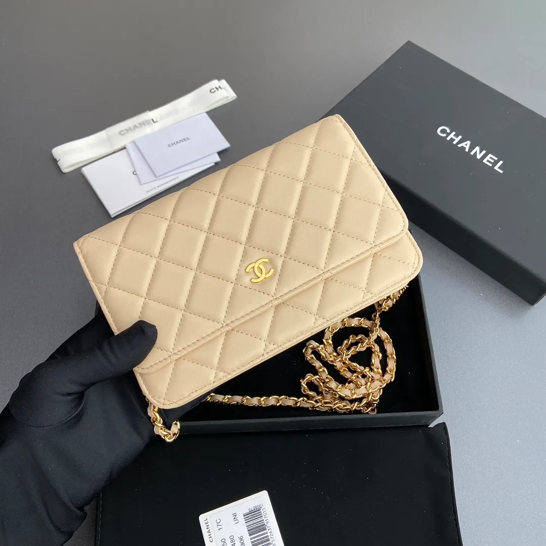 Xiaoxiang imported Italian lambskin Item number: A0250 💰: 640 Size: w20×h13×d3.5cm Color: apricot sheepskin gold steel mark