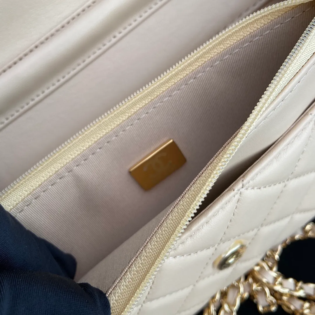 Xiaoxiang imported Italian lambskin Item number: A0250 💰: 640 Size: w20×h13×d3.5cm Color: apricot sheepskin gold steel mark