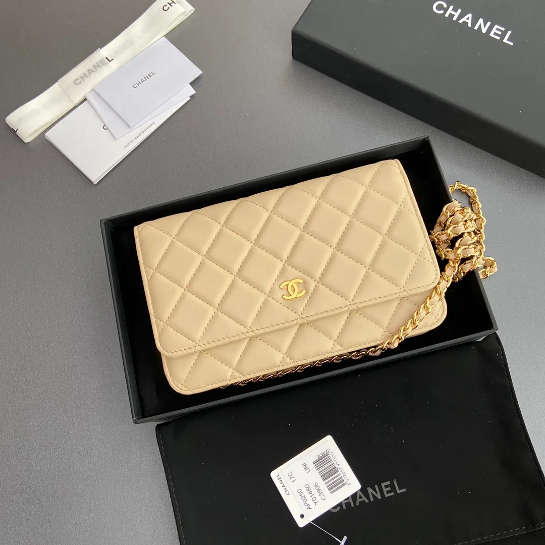 Xiaoxiang imported Italian lambskin Item number: A0250 💰: 640 Size: w20×h13×d3.5cm Color: apricot sheepskin gold steel mark