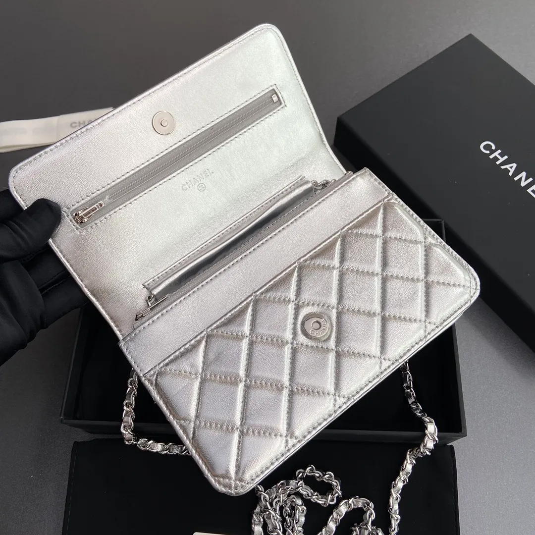 Xiaoxiang imported Italian lambskin Item number: A0250 💰: 640 Size: w20×h13×d3.5cm Color: silver sheepskin silver steel mark