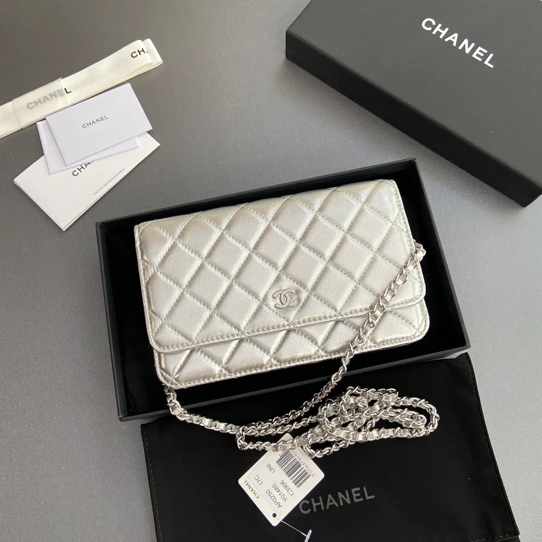 Xiaoxiang imported Italian lambskin Item number: A0250 💰: 640 Size: w20×h13×d3.5cm Color: silver sheepskin silver steel mark