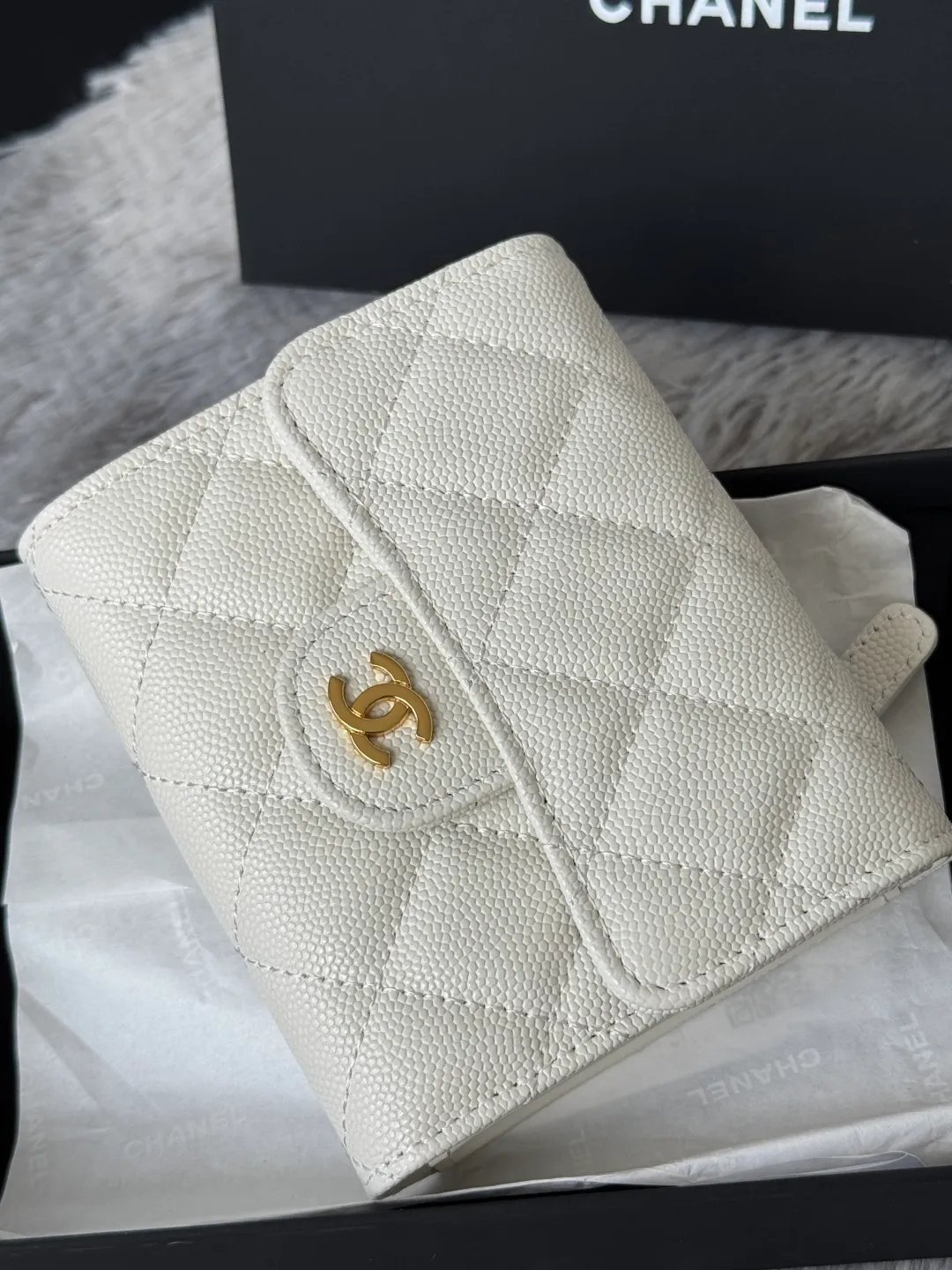 💰440💰 Made of calfskin, caviar, and cowhide, the CF short tri-fold wallet is now available! Chanel Grandma Xiang has 6 card slots, and there is a coin purse at the back, so you can put 2,000 Mao Zedong without any trouble at all! Delicate leather and gold hardware! Full of fashion sense, very fashionable, can be held in hand, can be put in the bag, very good for storage. Style number: 82288, size 10.5*11.5*3cm, color as shown in the picture, exclusive real shot