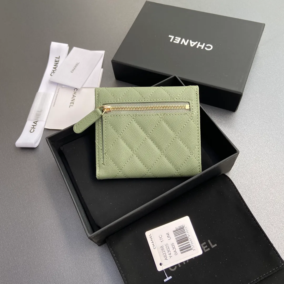 [Imported leather from Italy] ¥440 Special Greek green fine ball grain embossed leather Gold tone metal hardware 6 card slots 1 banknote compartment 1 coin zipper bag No.: 82288 Size: w10.5×h11.5×d3cm