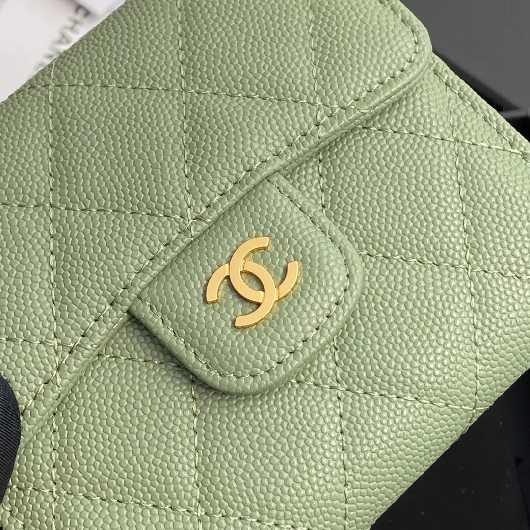 [Imported leather from Italy] ¥440 Special Greek green fine ball grain embossed leather Gold tone metal hardware 6 card slots 1 banknote compartment 1 coin zipper bag No.: 82288 Size: w10.5×h11.5×d3cm