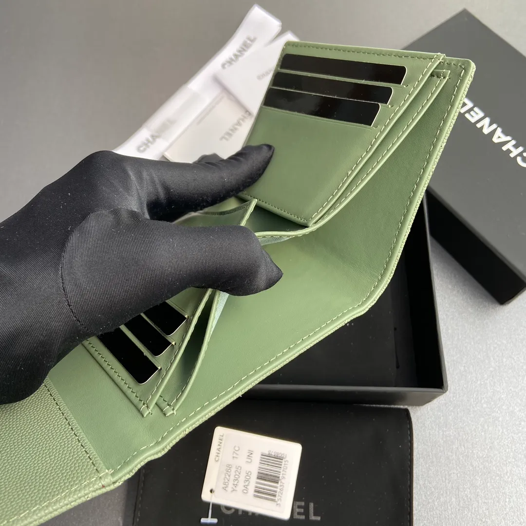 [Imported leather from Italy] ¥440 Special Greek green fine ball grain embossed leather Gold tone metal hardware 6 card slots 1 banknote compartment 1 coin zipper bag No.: 82288 Size: w10.5×h11.5×d3cm