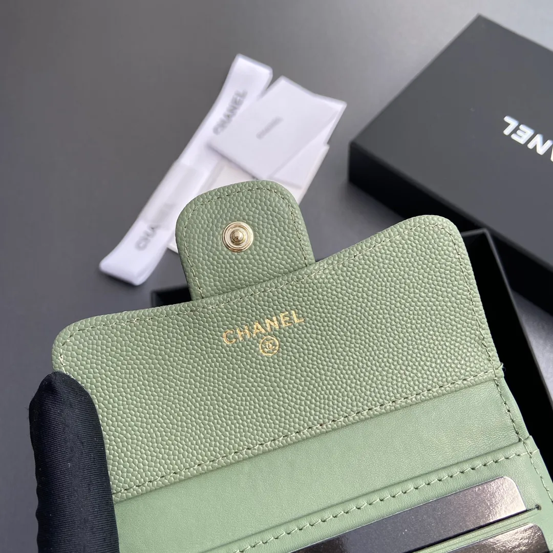 [Imported leather from Italy] ¥440 Special Greek green fine ball grain embossed leather Gold tone metal hardware 6 card slots 1 banknote compartment 1 coin zipper bag No.: 82288 Size: w10.5×h11.5×d3cm