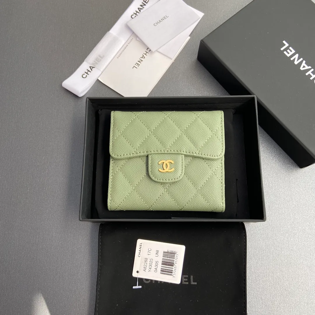 [Imported leather from Italy] ¥440 Special Greek green fine ball grain embossed leather Gold tone metal hardware 6 card slots 1 banknote compartment 1 coin zipper bag No.: 82288 Size: w10.5×h11.5×d3cm