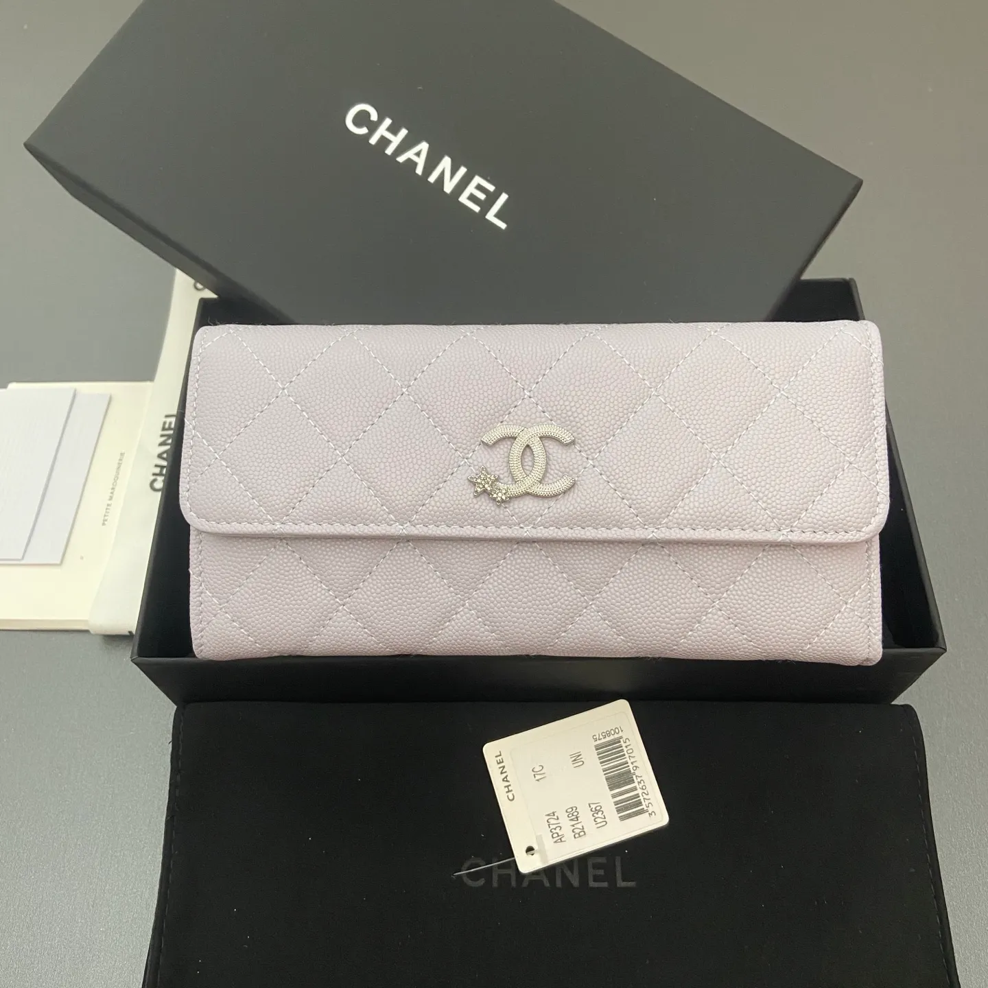 25b new series caviar cowhide with stars ⭐logo shiny blingblibg~ flip long clip wallet series light purple fine ball pattern silver star hardware 12 card slots, two banknote compartments two compartments, 1 zipper bag Price: 250 No.: 3724 Size: w19×h10×d3cm