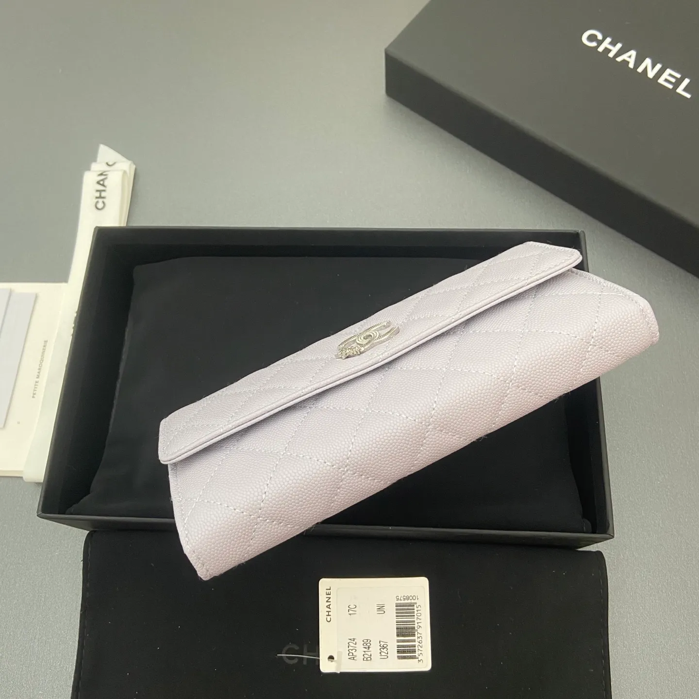 25b new series caviar cowhide with stars ⭐logo shiny blingblibg~ flip long clip wallet series light purple fine ball pattern silver star hardware 12 card slots, two banknote compartments two compartments, 1 zipper bag Price: 250 No.: 3724 Size: w19×h10×d3cm