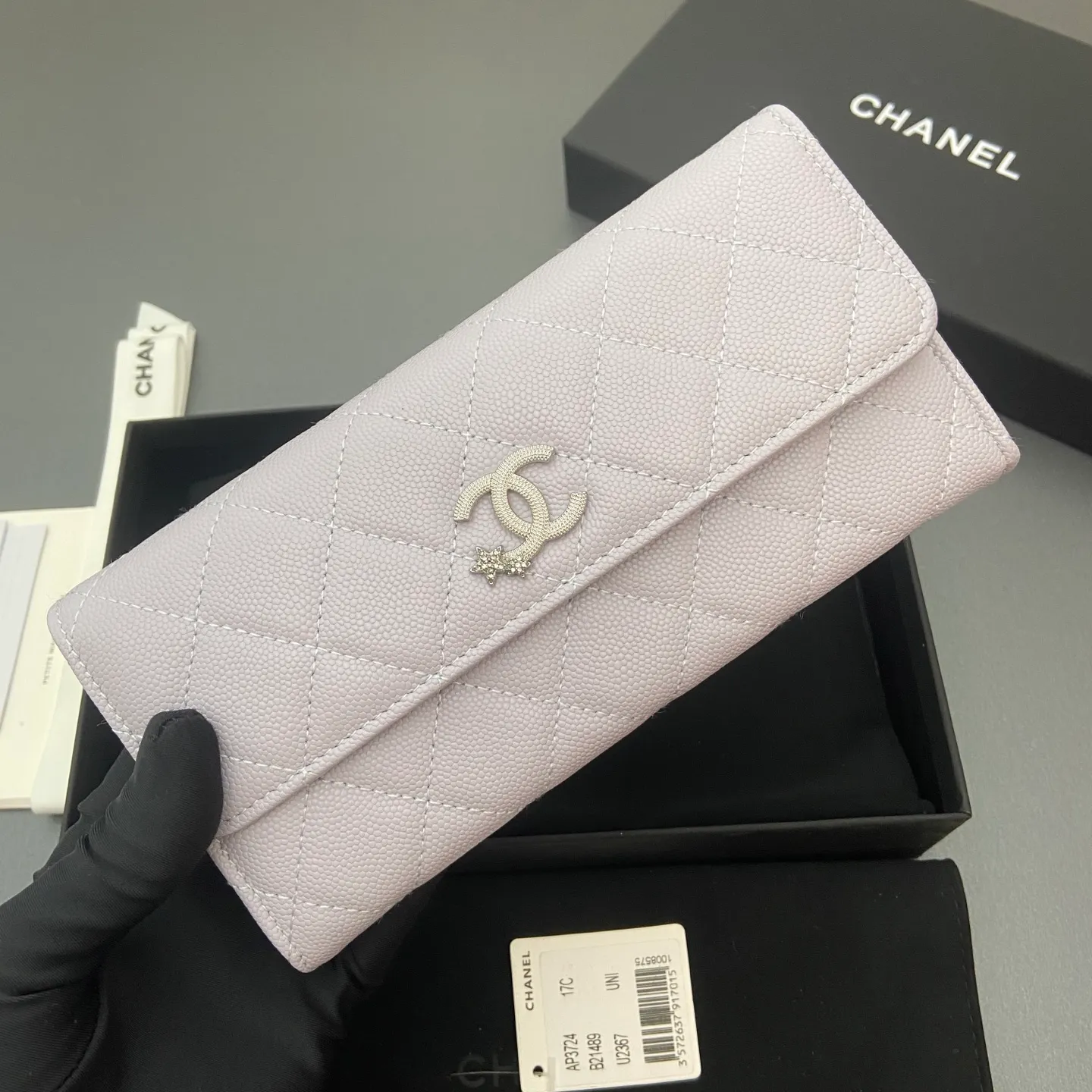 25b new series caviar cowhide with stars ⭐logo shiny blingblibg~ flip long clip wallet series light purple fine ball pattern silver star hardware 12 card slots, two banknote compartments two compartments, 1 zipper bag Price: 250 No.: 3724 Size: w19×h10×d3cm