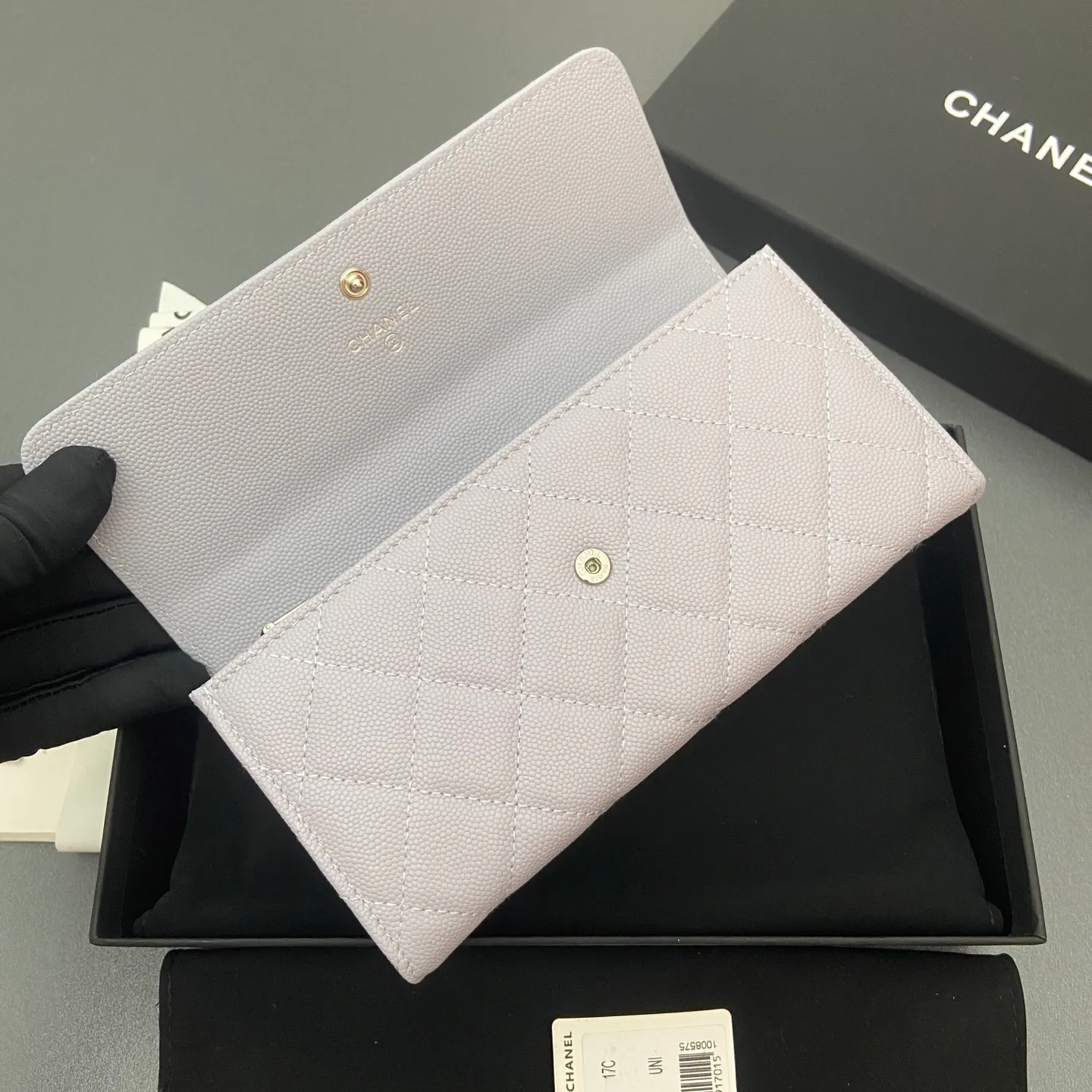 25b new series caviar cowhide with stars ⭐logo shiny blingblibg~ flip long clip wallet series light purple fine ball pattern silver star hardware 12 card slots, two banknote compartments two compartments, 1 zipper bag Price: 250 No.: 3724 Size: w19×h10×d3cm