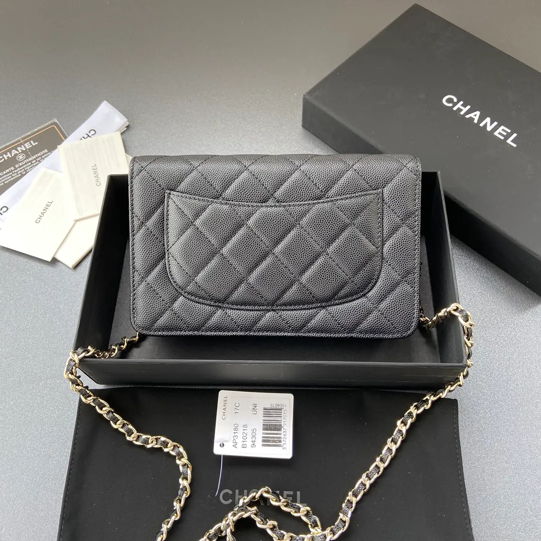 Xiaoxiang imported Italian grained calfskin Item number: AP6360 Price: 700 Size: w20×h13×d3.5cm Color: Black fine-grained gold steel mark