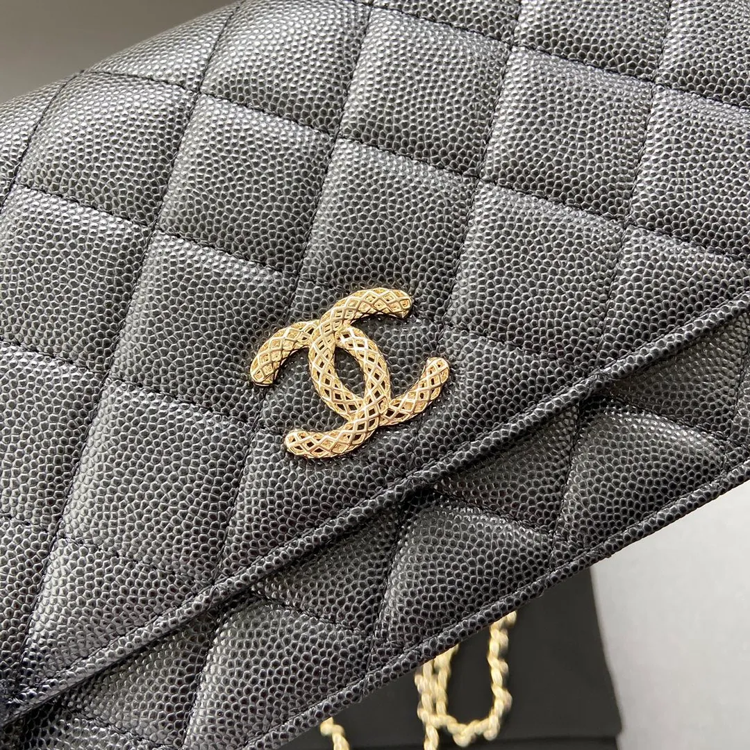 Xiaoxiang imported Italian grained calfskin Item number: AP6360 Price: 700 Size: w20×h13×d3.5cm Color: Black fine-grained gold steel mark