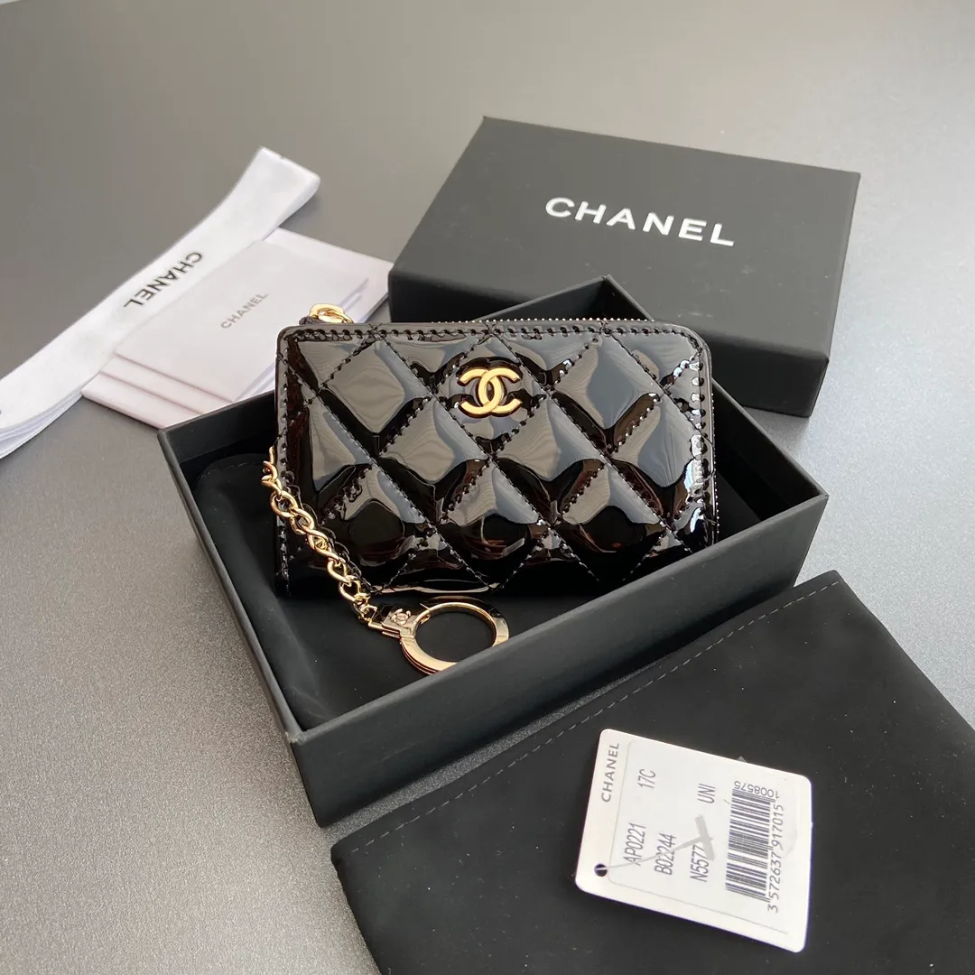 [Special grade hardware original leather] 💰320 Xiaoxiang small zipper bag card holder series Hook chain quilted card holder with iconic metal logo Gold tone metal hardware, special Italian imported leather 1 card slot wallet bag, 1 hook chain No.: 0221 Black smooth leather light gold Size: w11.5×h7.5×1.5cm