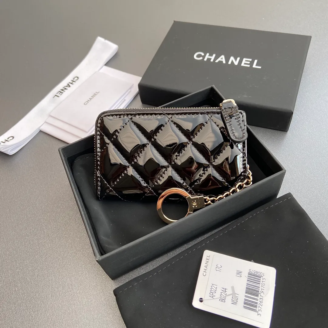 [Special grade hardware original leather] 💰320 Xiaoxiang small zipper bag card holder series Hook chain quilted card holder with iconic metal logo Gold tone metal hardware, special Italian imported leather 1 card slot wallet bag, 1 hook chain No.: 0221 Black smooth leather light gold Size: w11.5×h7.5×1.5cm