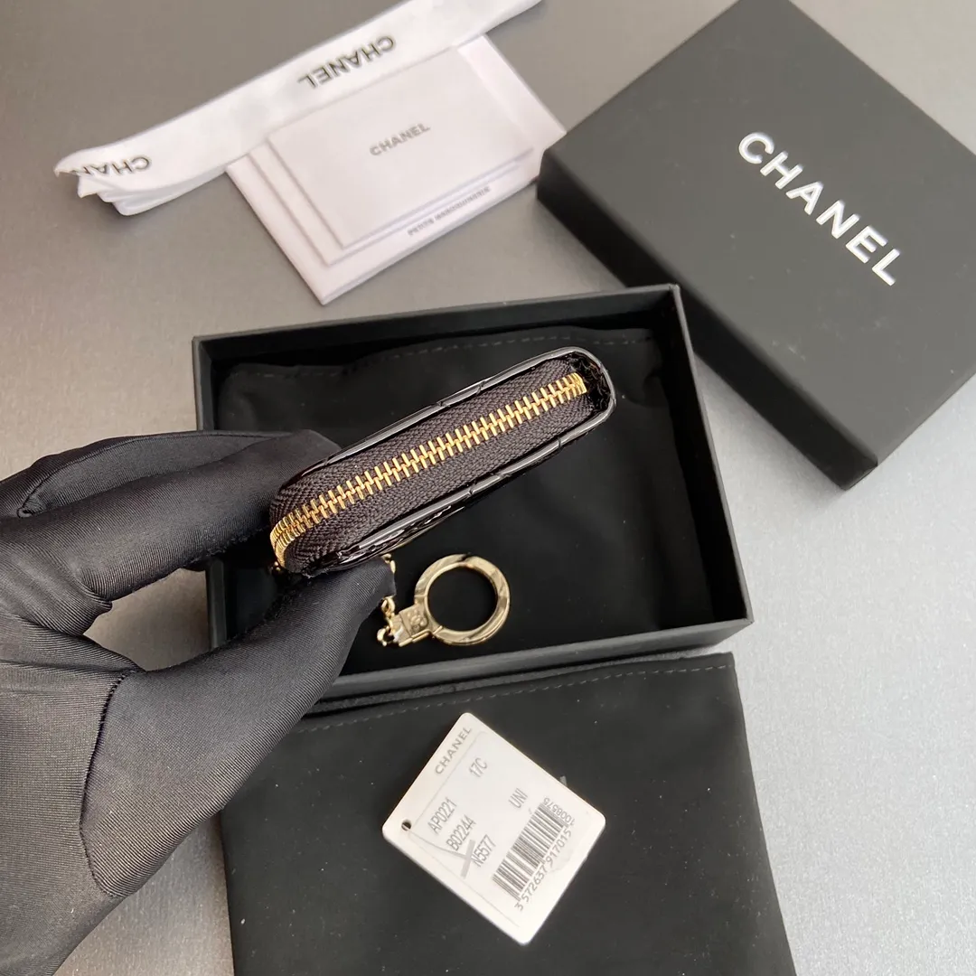[Special grade hardware original leather] 💰320 Xiaoxiang small zipper bag card holder series Hook chain quilted card holder with iconic metal logo Gold tone metal hardware, special Italian imported leather 1 card slot wallet bag, 1 hook chain No.: 0221 Black smooth leather light gold Size: w11.5×h7.5×1.5cm